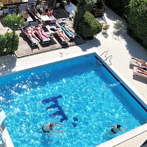 3* Hotel Marzia Con Piscina